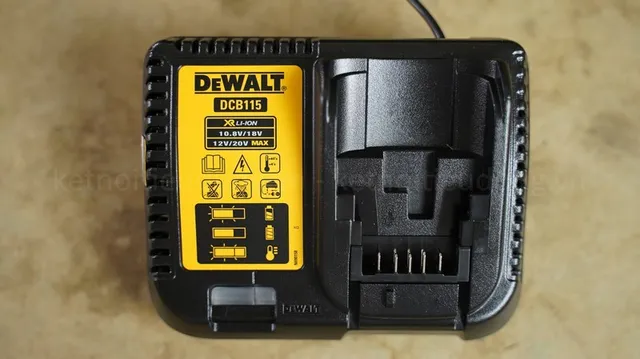 Dewalt DCB115-KR Bộ sạc pin 10.8-18V