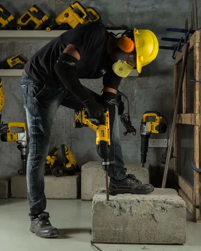 Dewalt DCH133M1 Máy khoan cầm tay 18V-BL 3 chức năng
