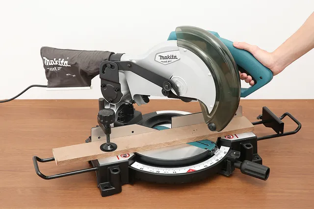 Makita M2300B Máy cưa đa góc(255mm) (chưa kèm lưỡi cắt)