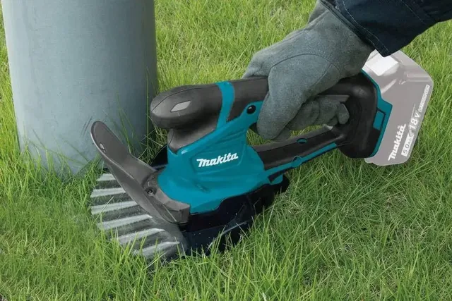 Makita UM600DSYE Máy tỉa cỏ dùng pin(12v max) (kèm 02 pin 1.5ah + sạc)