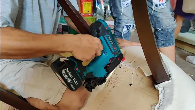 Makita DST121ZK Máy bắn đinh ghim dùng pin(đinh j 10mm) (không kèm pin sạc)