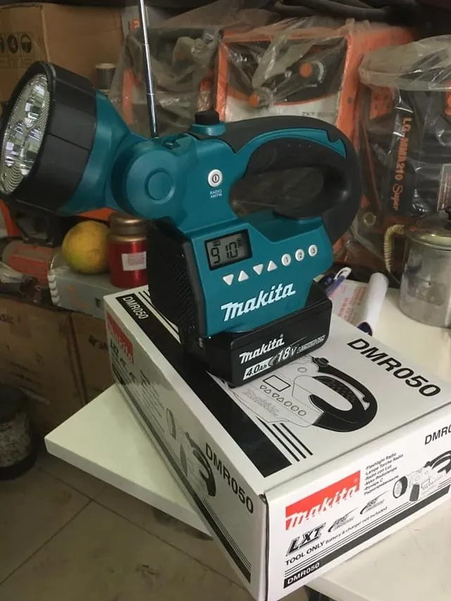 Makita DMR050 Radio có đèn dùng pin(18v/14.4v) (chưa kèm pin sạc)
