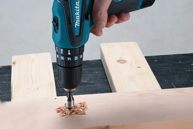 Makita HP330DWE Máy khoan búa, vặn vít dùng pin(10.8v) (kèm 02 pin 1.5ah + sạc)