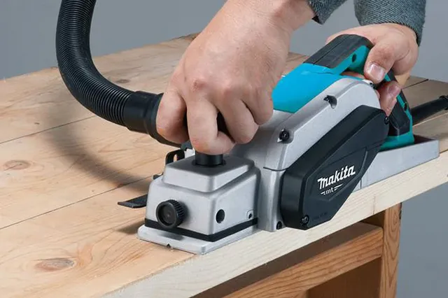 Makita M1100B Máy bào(82mm)