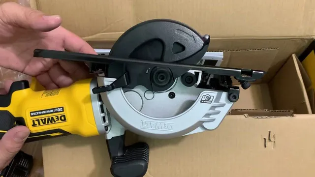 Dewalt DCS571N-KR Máy cưa cầm tay